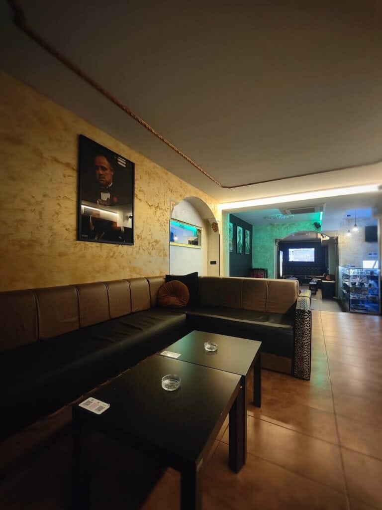 Cómo contactar con Kush Weed Coffee Shop - CSC en el Born de Barcelona